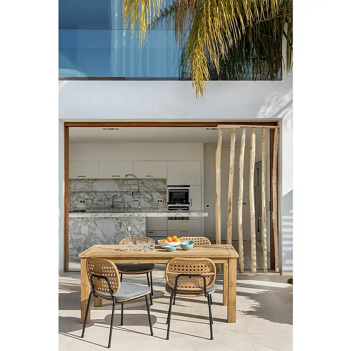 Sunfun Melina Silla de jardín - Polietileno / polipropileno, Apilable, Marrón, An x Pr x Al: 54 x 59 x 82 cm - Un área de comedor al aire libre acogedora con una mesa de madera clara y sillas elegantes, perfecta para disfrutar de las comidas.