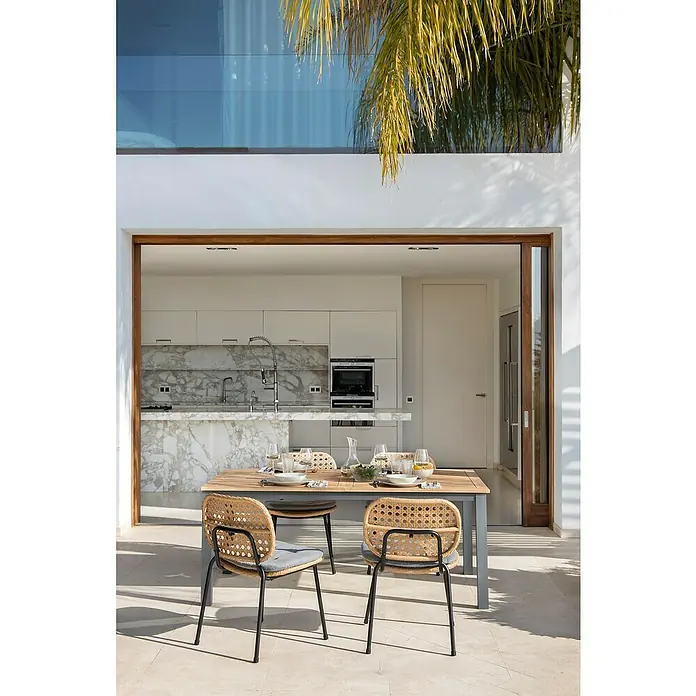 Sunfun Melina Silla de jardín - Polietileno / polipropileno, Apilable, Marrón, An x Pr x Al: 54 x 59 x 82 cm - Acogedora zona de comedor al aire libre con mesa de madera y elegantes sillas de ratán, perfecta para comidas relajadas y reuniones.