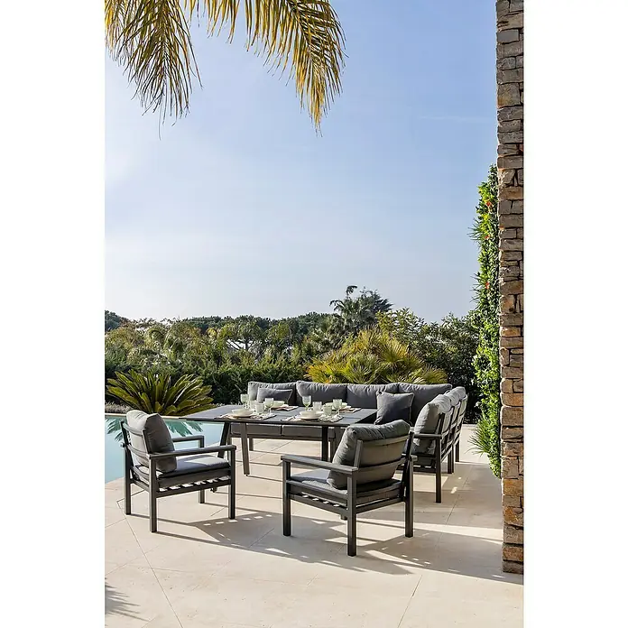 Conjunto de muebles Simona - 7 pzs., Acero/Polywood, Gris oscuro - Comedor al aire libre con un moderno juego de muebles de jardín grises. La mesa está puesta, la piscina está al fondo. Perfecto para relajarse.