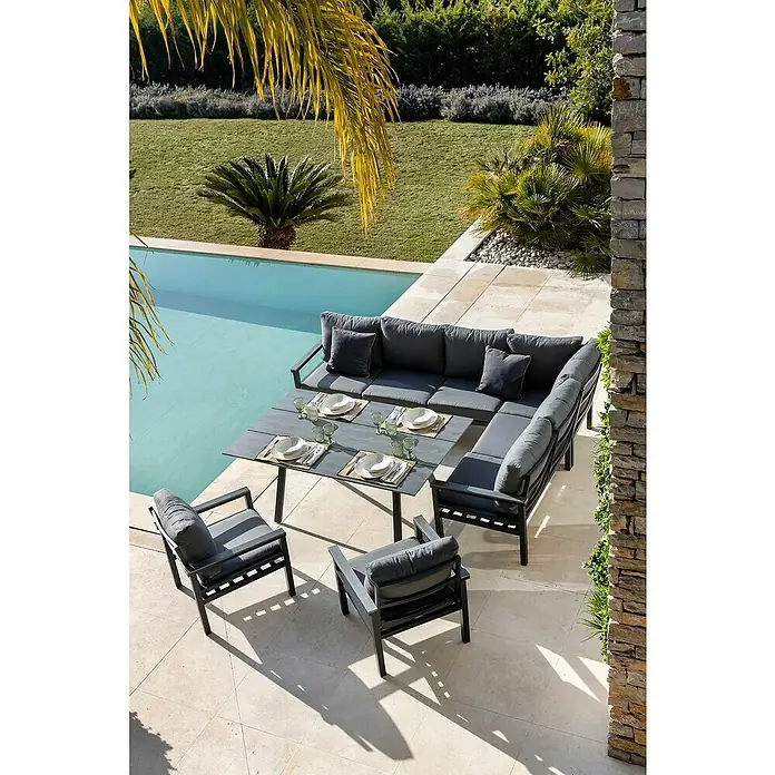 Conjunto de muebles Simona - 7 pzs., Acero/Polywood, Gris oscuro - Lujoso juego de comedor de exterior con mesa de comedor y sofá esquinero con cojines grises, perfecto para una relajación elegante al aire libre.