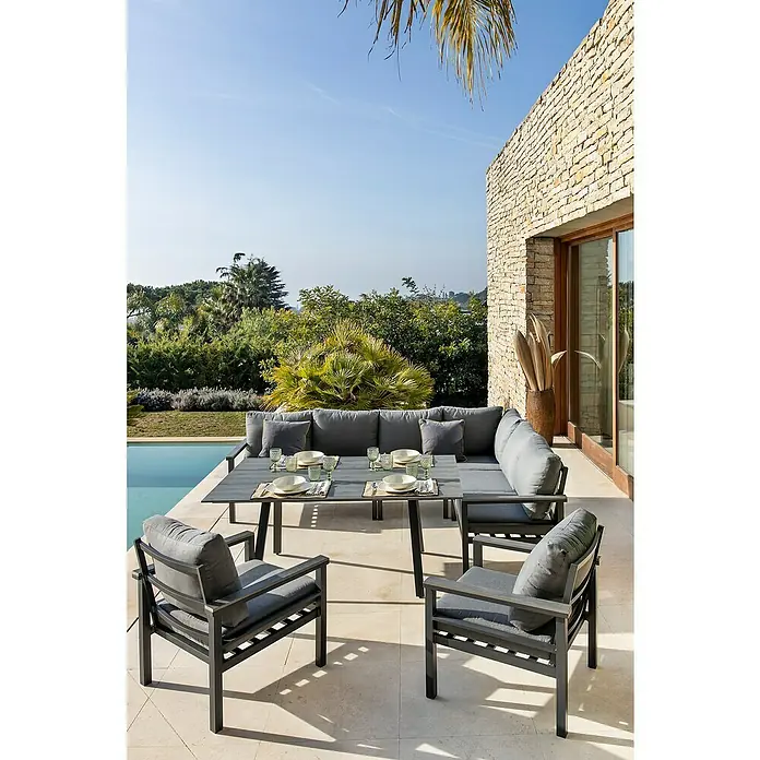 Conjunto de muebles Simona - 7 pzs., Acero/Polywood, Gris oscuro - Elegante conjunto de comedor exterior con cojines grises y una mesa para relajarse al aire libre. El mobiliario complementa el diseño moderno de la casa.
