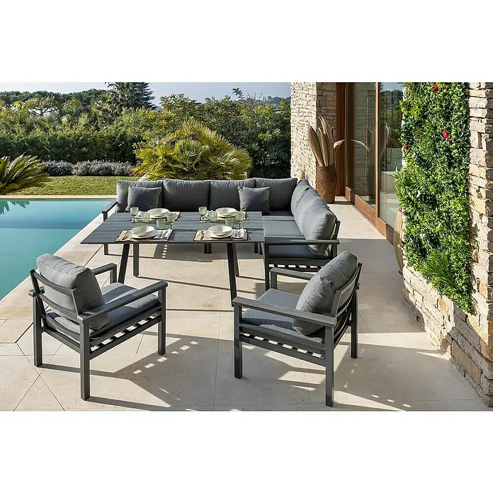 Conjunto de muebles Simona - 7 pzs., Acero/Polywood, Gris oscuro - Elegante conjunto de comedor exterior con mesa gris, sofá esquinero y sillones, ideal para comidas elegantes al aire libre y relax junto a la piscina.