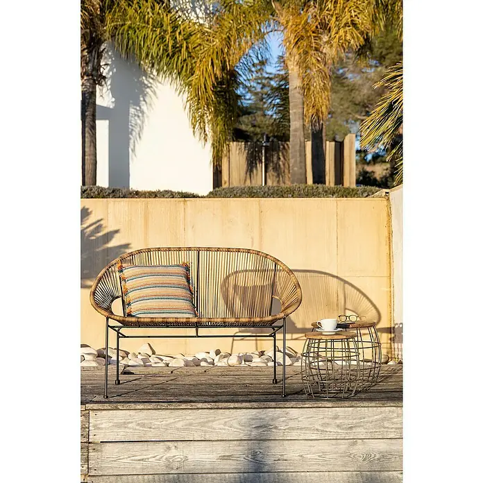 Sunfun Sillón de jardín Fidji - Marrón - Un sofá de ratán elegante con una mesa auxiliar para exteriores. El sofá con cojín ofrece comodidad, mientras que la mesa es ideal para bebidas.