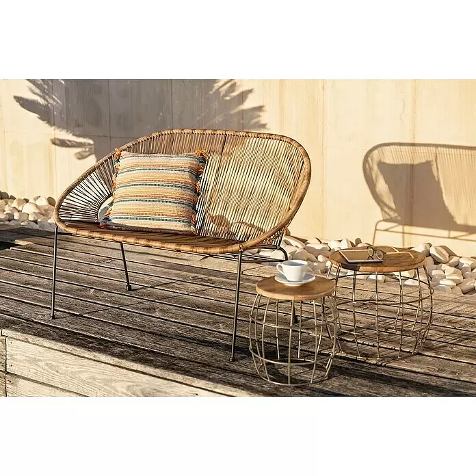 Sunfun Sillón de jardín Fidji - Marrón - Sillón lounge de ratán trenzado con cojín a rayas y patas metálicas en una tarima de madera.