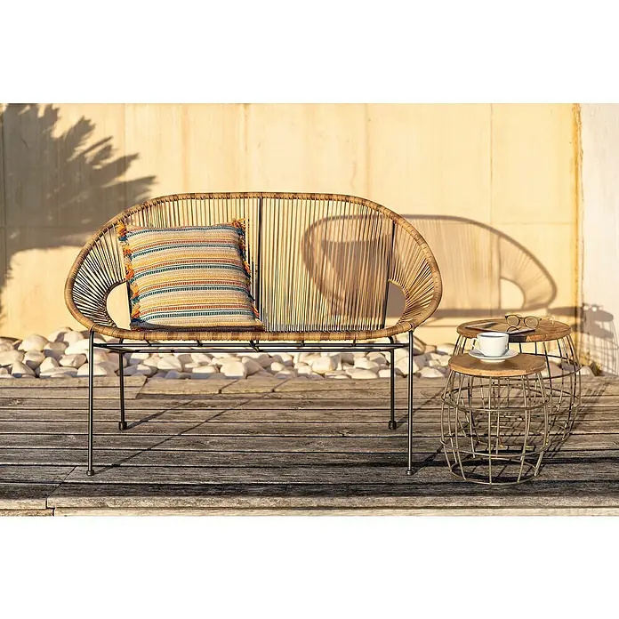 Sunfun Sillón de jardín Fidji - Marrón - Un elegante sofá de ratán con cojín y mesa auxiliar, perfecto para relajarse al aire libre. Los muebles irradian confort y elegancia.
