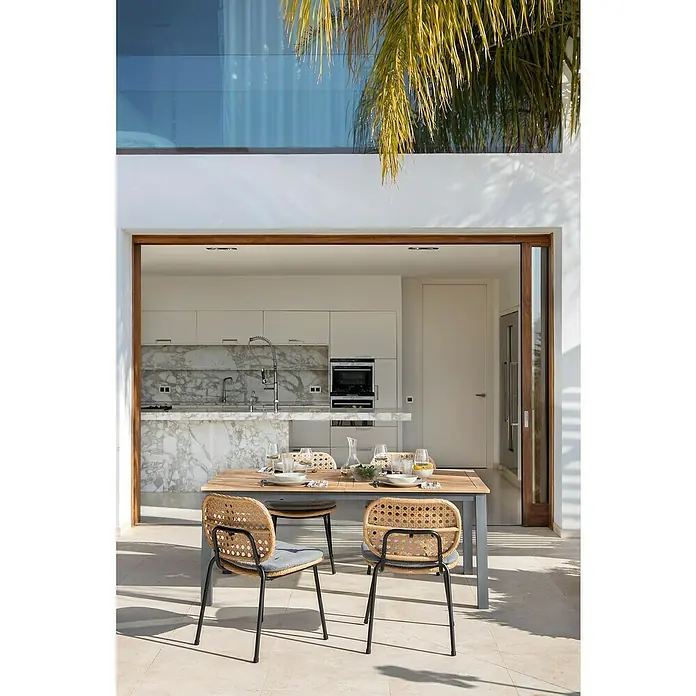 Sunfun Carina Mesa de jardín - L x An x Al: 180 x 100 x 75 cm, Acacia/Acero, Rectangular, Marrón teca - Atractiva zona de comedor al aire libre con mesa y sillas de mimbre, ideal para comidas al aire libre. Elegante diseño de cocina al fondo.