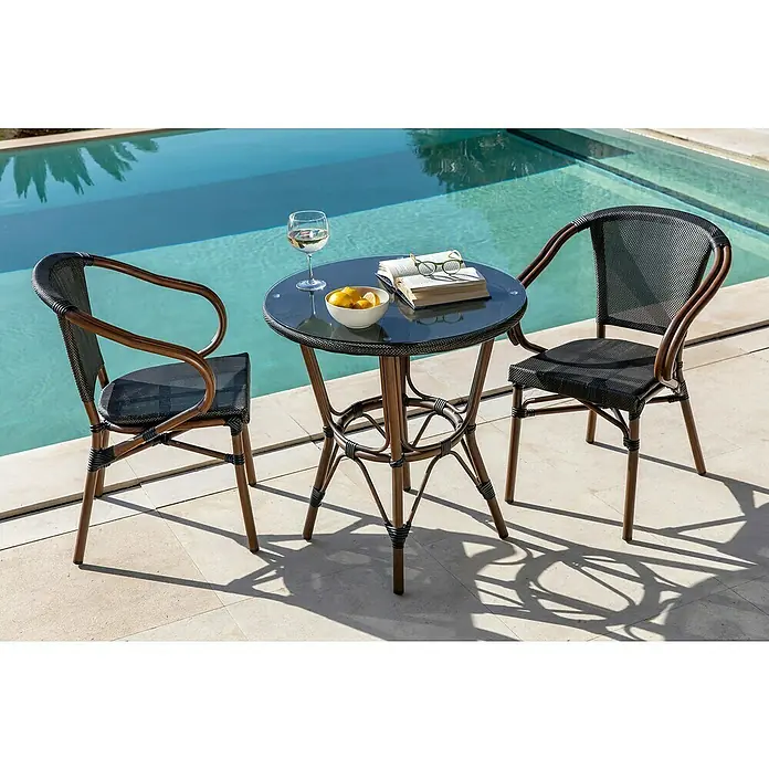 Mesa de jardín Sibuco - L x An x Al: 70 x 70 x 74 cm, Aluminio, Marrón oscuro - Elegante conjunto de bistro con mesa, dos sillas, copa de vino, libro y cuenco de cítricos junto a la piscina. Ideal para relajarse al aire libre.