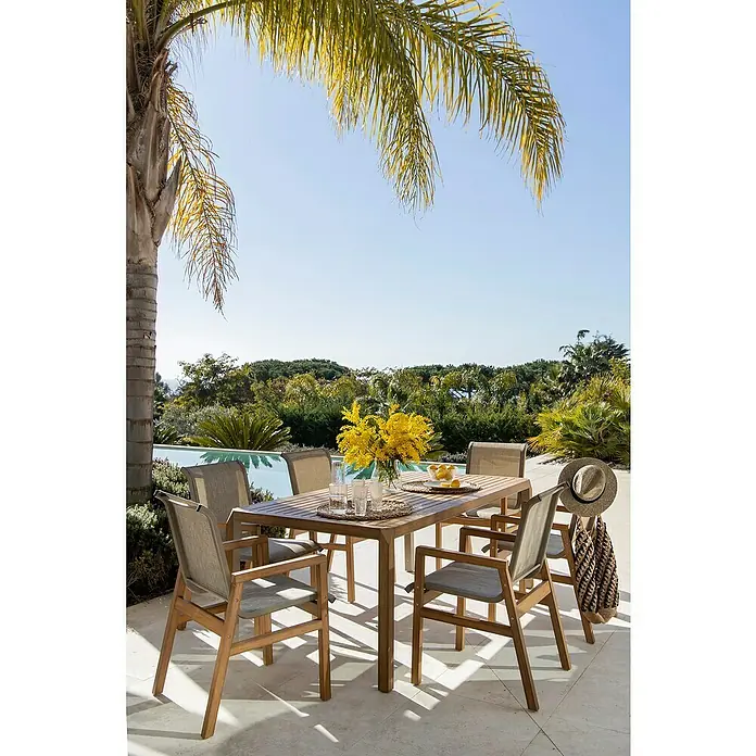 Conjunto de muebles Flavium - 7 pzs., Textiline/Enviro Imitation Wood®, Natural - Elegante conjunto de comedor de jardín bajo palmeras. El conjunto de madera de teca con seis sillas invita a relajarse al aire libre, con flores y limones.