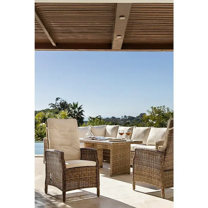 Sillón de jardín Gotland - An x Pr x Al: 60 x 70 x 110 cm, Arena, Poliratán - Agradable zona de estar al aire libre con sillas de ratán, una mesa y un sofá esquinero bajo una pérgola sombreada. Relájate con estilo.
