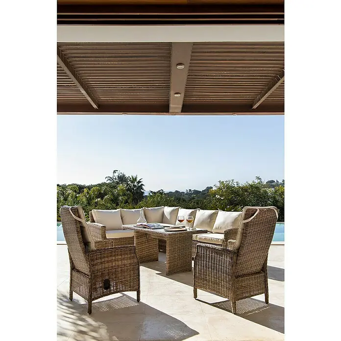 Sillón de jardín Gotland - An x Pr x Al: 60 x 70 x 110 cm, Arena, Poliratán - Elegante juego de muebles de jardín de ratán bajo una pérgola. Cómodos sillones y una zona de estar con mesa invitan a relajarse al aire libre.