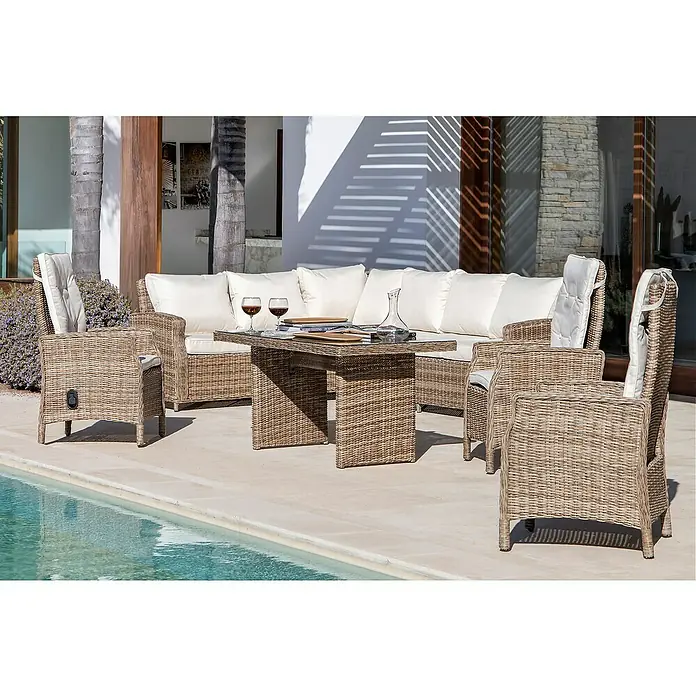 Mesa de jardín Gotland - L x An x Al: 142 x 76 x 68 cm, Natural - Esta imagen muestra un lujoso conjunto de muebles de mimbre con una mesa y cómodos sillones junto a una piscina, perfecto para relajarse al aire libre.