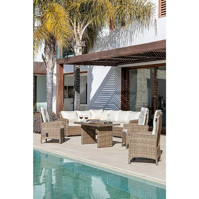 Sillón de jardín Gotland - An x Pr x Al: 60 x 70 x 110 cm, Arena, Poliratán - Acogedor conjunto de patio con sillas de ratán y sofá junto a una refrescante piscina, perfecto para relajarse al aire libre.
