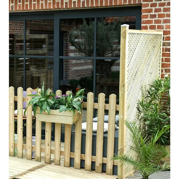 Cerland Celosía para exterior Clematite - 90 x 180 m, Madera, Natural - Una valla de madera marrón claro con una jardinera llena de plantas verdes, ofrece un encantador punto focal para cualquier jardín o patio.