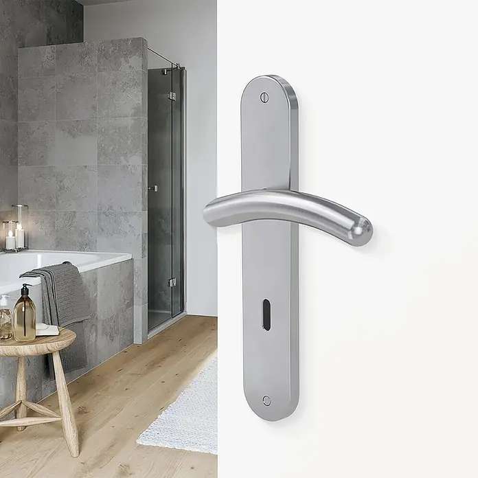 Diamond Doors Modern Zimmertürgarnitur Virginia - Edelstahl, Stärke Tür: 38 mm - 45 mm, Buntbart - Türdrücker aus Edelstahl mit Langschildgarnitur, modernes Design für Innenräume, passend zum Badezimmerstil mit grauen Fliesen.