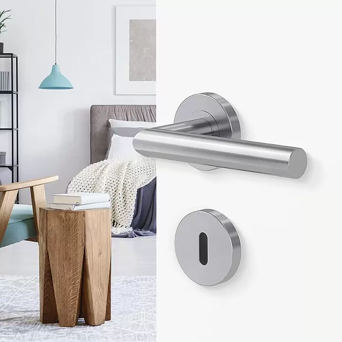 Diamond Doors Modern Zimmertürgarnitur L-Form BB - Stärke Tür: 38 mm - 45 mm, Edelstahl, Buntbart - Türdrückergarnitur aus gebürstetem Edelstahl mit Rosette, an einer Innentür im Schlafzimmer.