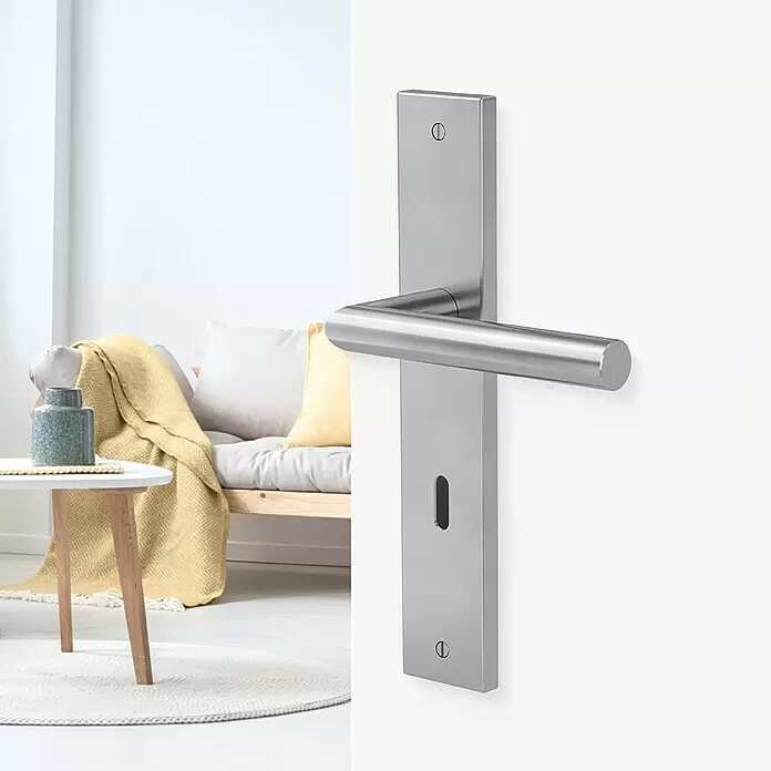 Diamond Doors Modern Zimmertürgarnitur Iowa L-Form - Stärke Tür: 38 mm - 45 mm, Edelstahl, L-Form, Buntbart - Türdrückergarnitur aus gebürstetem Edelstahl mit Langschild, montiert an einer weißen Tür in modernem Wohnzimmer.