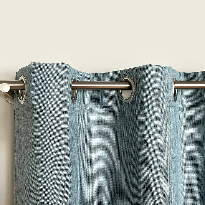 Cortina con ollaos Eco Green - An x Al: 140 x 270 cm, Turquesa - Primer plano de una cortina azul con ojales metálicos colgada en una barra plateada. El textil tiene una textura tejida sutil.