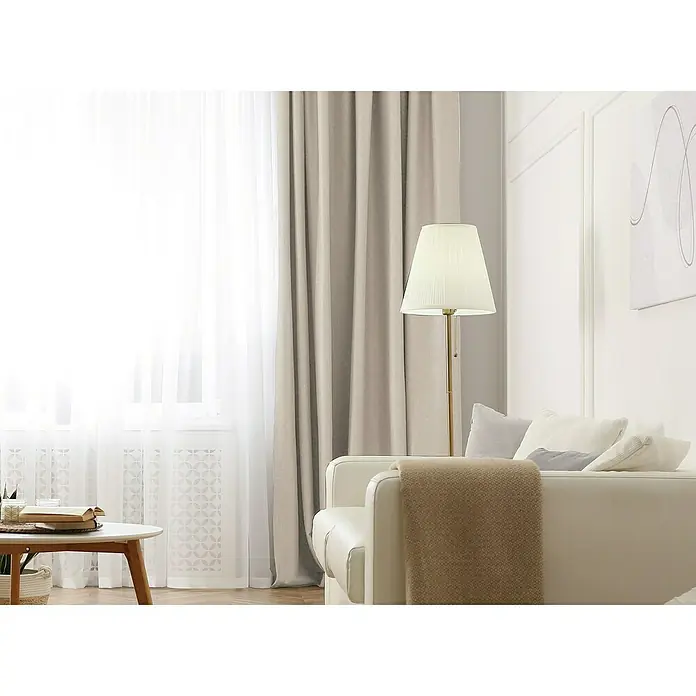 Cortina con ollaos Eco Green - An x Al: 140 x 270 cm, Crudo - Primer plano de cortinas elegantes que filtran la luz suave, creando un ambiente cálido y acogedor en una sala de estar elegante.