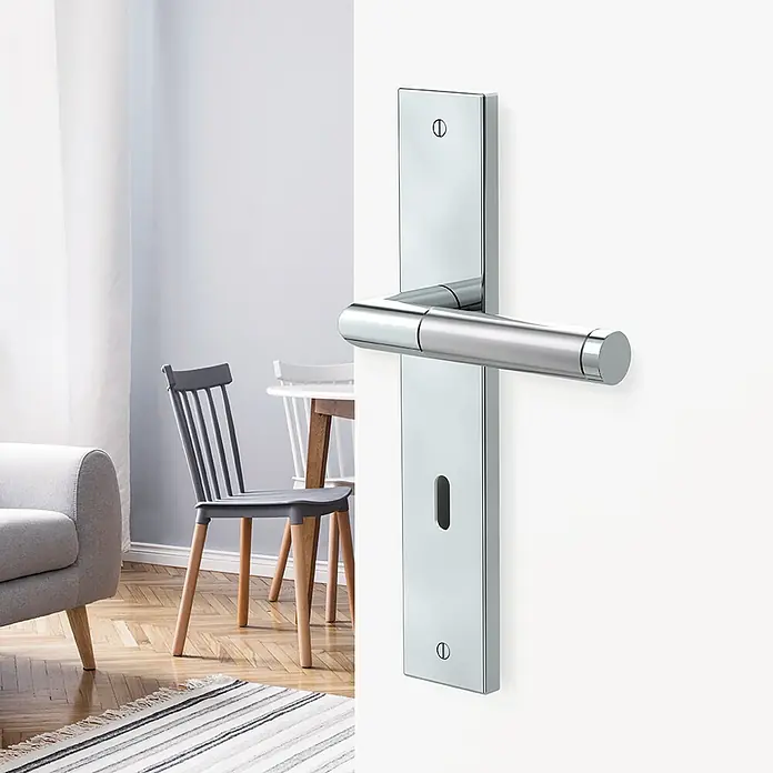 Diamond Doors Creative Drückergarnitur Louisiana - Stärke Tür: 38 mm - 45 mm, Edelstahl, L-Form, Buntbart - Nahaufnahme eines modernen Türgriffs mit Chrombeschichtung, der in einem stilvollen Wohnraum installiert ist.