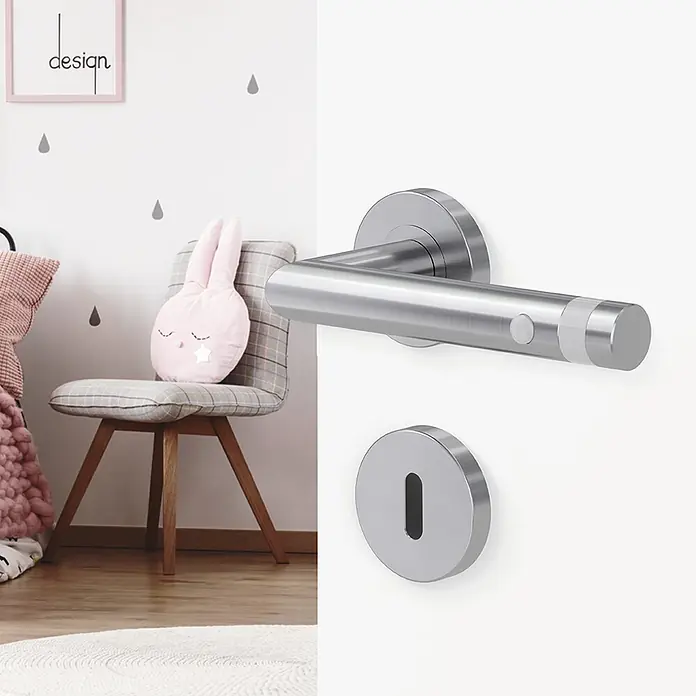 Diamond Doors Modern LED-Zimmertürgarnitur L-Form BB - Buntbart, Matt, Links/Rechts - Ein moderner Türgriff aus Edelstahl ist an einer weißen Tür angebracht, mit einem minimalistischen Design und einer klaren Linienführung.