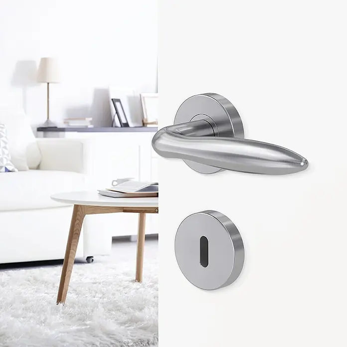 Diamond Doors Modern Drückergarnitur Fun - Edelstahl, L-Form, Stärke Tür: 40 mm - 45 mm, Buntbart - Türbeschlag aus gebürstetem Edelstahl, bestehend aus einem Türgriff und einem Zylinderschloss, montiert an einer weißen Tür.
