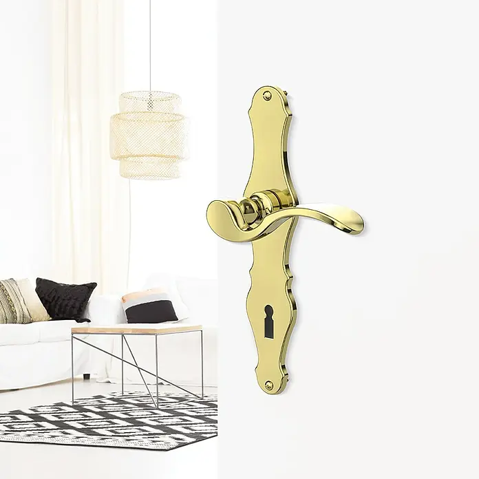 Diamond Doors Classic Zimmertürgarnitur Nevada - Sonstiges, Stärke Tür: 38 mm - 45 mm, Buntbart - Detailansicht einer goldenen Türgarnitur mit Langschild, die eine elegante und klassische Note in das Interieur bringt.