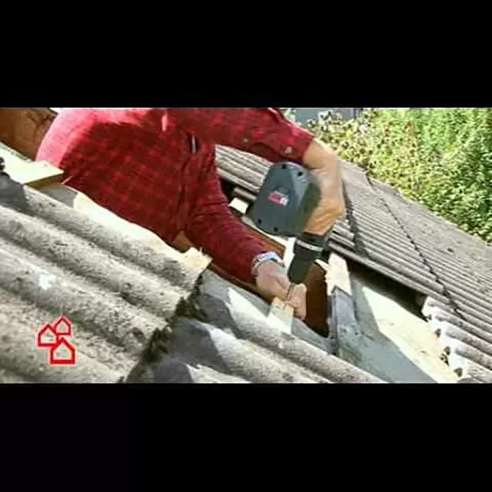Velux Klapp-Schwingfenster GPU SK08 0084 Energie - 114 x 140 cm - BAUHAUS TV - Einbau eines Dachfensters