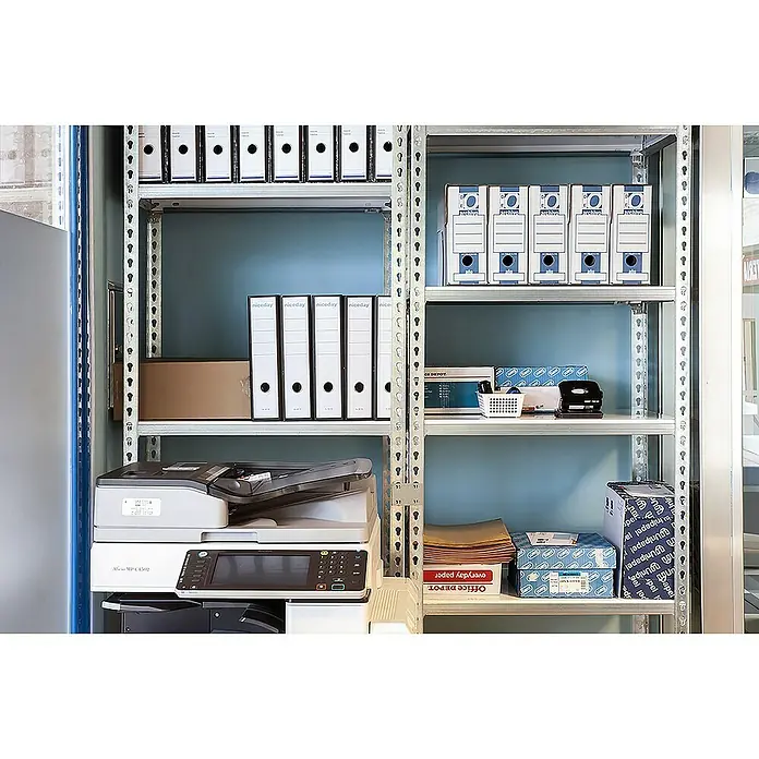 Simonrack Simonclick Metallregal Simonclick Mini - H x B x T: 180 x 80 x 30 cm, Traglast pro Boden: 180 kg, Anzahl Böden: 5 Stk., Stecken, Silber/Silber - Einblick in ein Regal mit Bürobedarf, inklusive Ordner, Papier und einem Ricoh MP C4502 Drucker, für die Büroorganisation.
