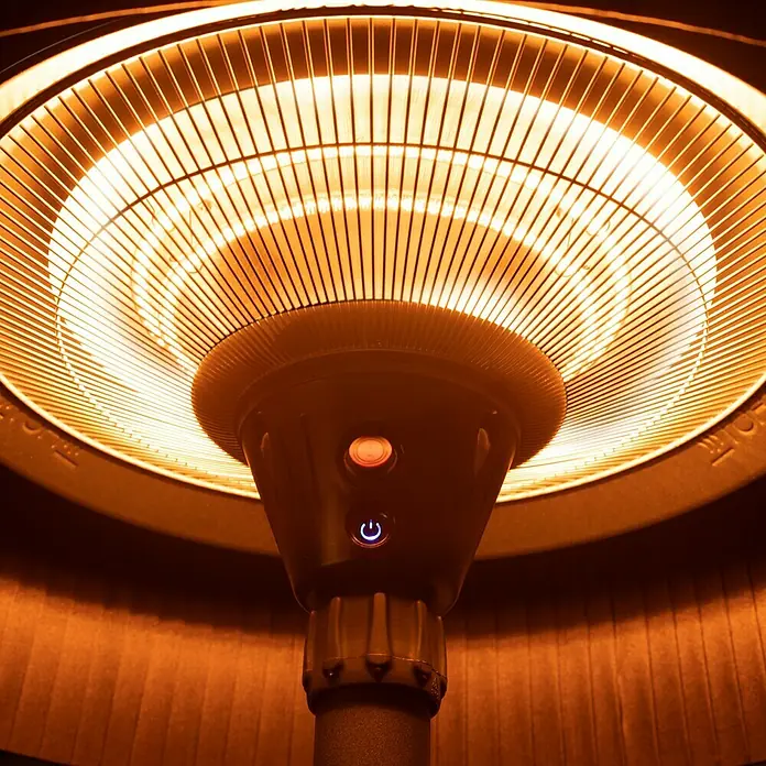 Halogen-Heizstrahler - Höhe: 205 cm, 2.100 W, Höhenverstellbar - Nahaufnahme einer eingeschalteten Terrassenheizung mit glühenden Heizstäben.