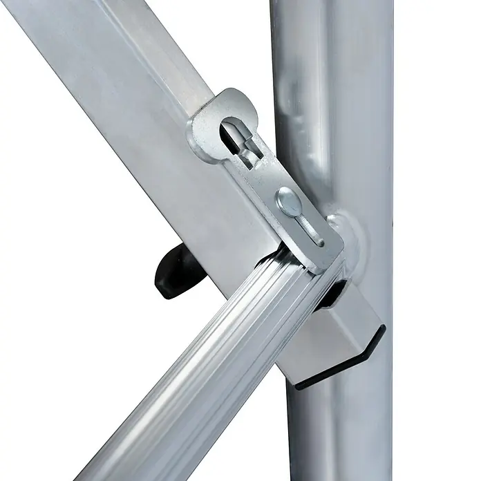 Krause ProTec XS Klappgerüst - Arbeitshöhe: 11,8 m, Belastbarkeit Plattform: 240 kg - Detailansicht eines silbernen Gerüstteils mit stabilen Verbindungsstücken und Sicherungsmechanismen für sicheren Halt.