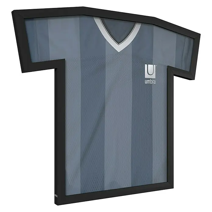 Umbra Bilderrahmen Trikot - 62 x 72 cm, Schwarz - Das Umbra T-Shirt-Rahmen in Schwarz ist eine stilvolle Möglichkeit, Ihr Lieblings-T-Shirt zu präsentieren. Mit V-Ausschnitt und Logo.