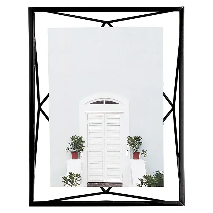 Umbra Bilderrahmen Prisma - 13 x 18 cm, Schwarz, Glas - Gerahmtes Foto mit einem weißen Gebäude mit weißen Fensterläden und Pflanzen, eine elegante und zeitlose Wanddekoration.