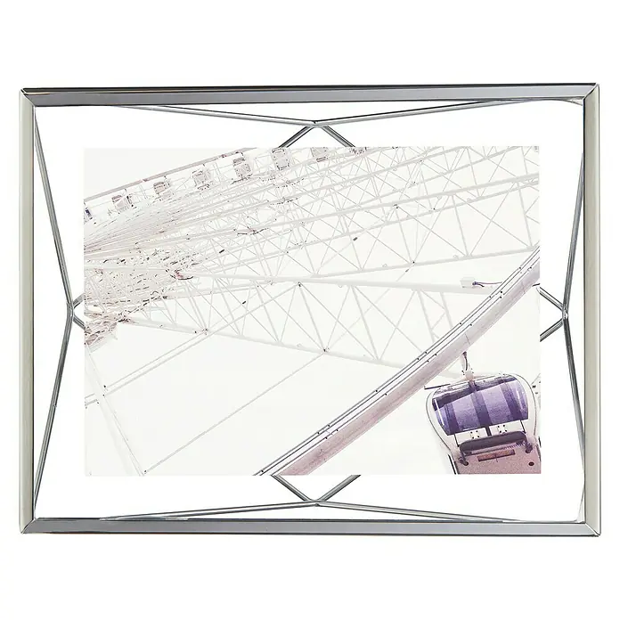 Umbra Bilderrahmen Prisma - 13 x 18 cm, Chrom, Glas - Ein faszinierendes Bild, das ein modernes, silbernes Dekorationselement mit einer abstrakten Darstellung eines Riesenrads zeigt.