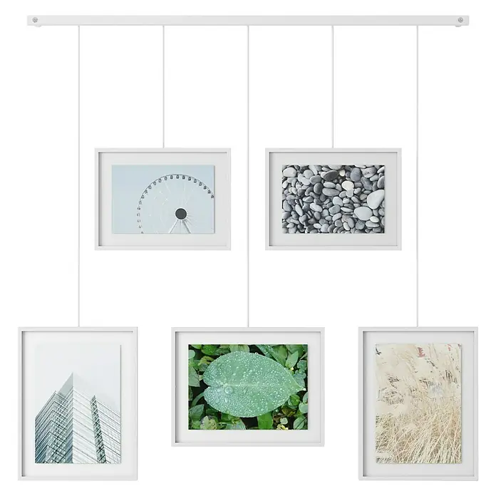 Umbra Bilderrahmen-Set Exhibit - 2 x 10x15 cm, 3 x 13x18 cm, Weiß, Metall - Hängendes Fotorahmen-Set mit fünf weißen Rahmen, die an einem weißen Gestell befestigt sind und verschiedene Motive zeigen.