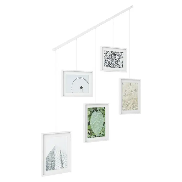 Umbra Bilderrahmen-Set Exhibit - 2 x 10x15 cm, 3 x 13x18 cm, Weiß, Metall - Wanddeko mit fünf weißen Bilderrahmen, die an einer Stange hängen und verschiedene Motive zeigen. Elegante und moderne Raumdekoration.