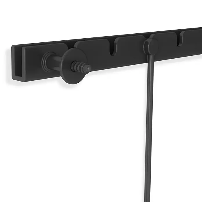 Umbra Bilderrahmen-Set Exhibit - 2 x 10x15 cm, 3 x 13x18 cm, Schwarz, Metall - Eine Nahaufnahme einer schwarzen Wandgarderobe mit Haken, die sich ideal für die Aufbewahrung von Jacken und anderen Gegenständen eignet.