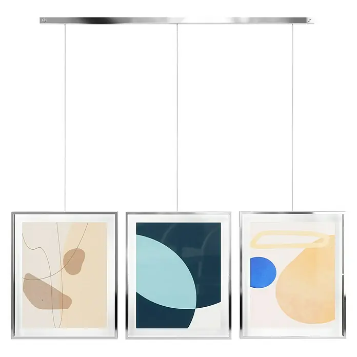 Umbra Bilderrahmen-Set Exhibit - 3 x 20x25 cm, Chrom, Metall - Drei gerahmte abstrakte Kunstdrucke hängen an einer Aufhängung. Minimalistische Wanddeko für ein modernes Zuhause.