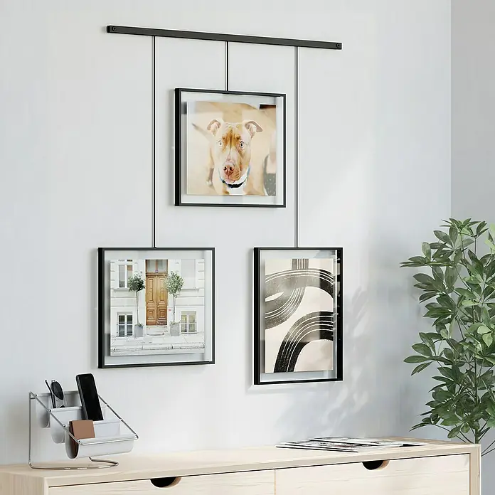 Umbra Bilderrahmen-Set Exhibit - 3 x 20x25 cm, Schwarz, Metall - Hänge Bilderrahmen mit Motiven. Dekorative Bilderrahmen mit Fotos von einem Hund, einem Haus und einem abstrakten Motiv an einer Hängevorrichtung.