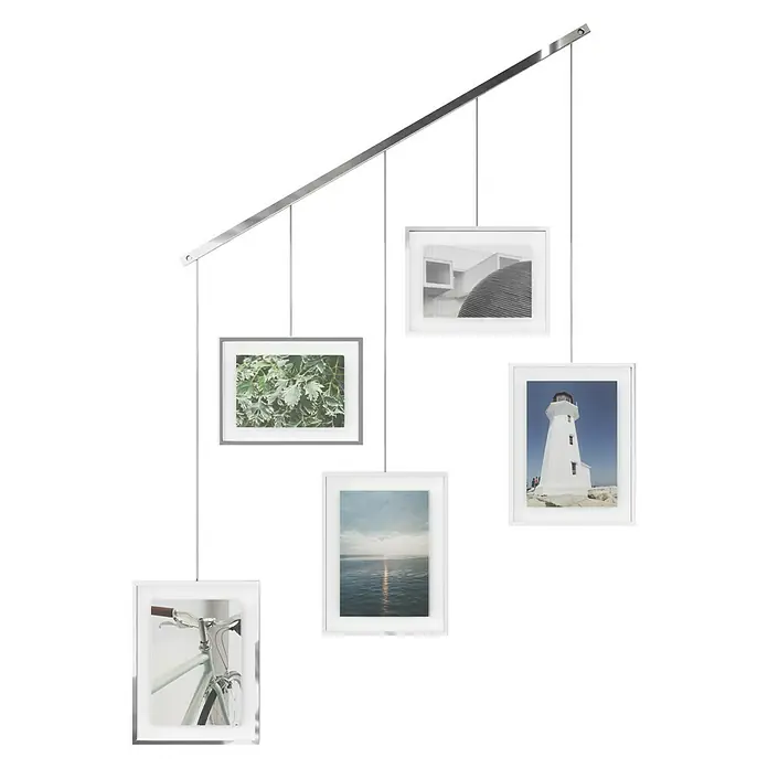 Umbra Bilderrahmen-Set Exhibit - Anzahl Fotoplatzhalter: 5 Stk., Chrom, Metall - Einrichtung mit mehreren Hänge Bilderrahmen. Die Rahmen sind in verschiedenen Höhen angeordnet und zeigen unterschiedliche Motive.