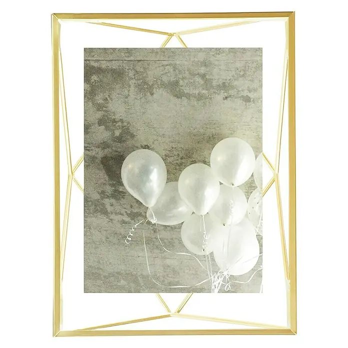 Umbra Bilderrahmen Prisma - 10 x 15 cm, Messing, Glas - Goldfarbener Rahmen mit dekorativen Ballons vor einem grauen Hintergrund. Ideal für festliche Anlässe oder als stilvolle Wanddekoration.