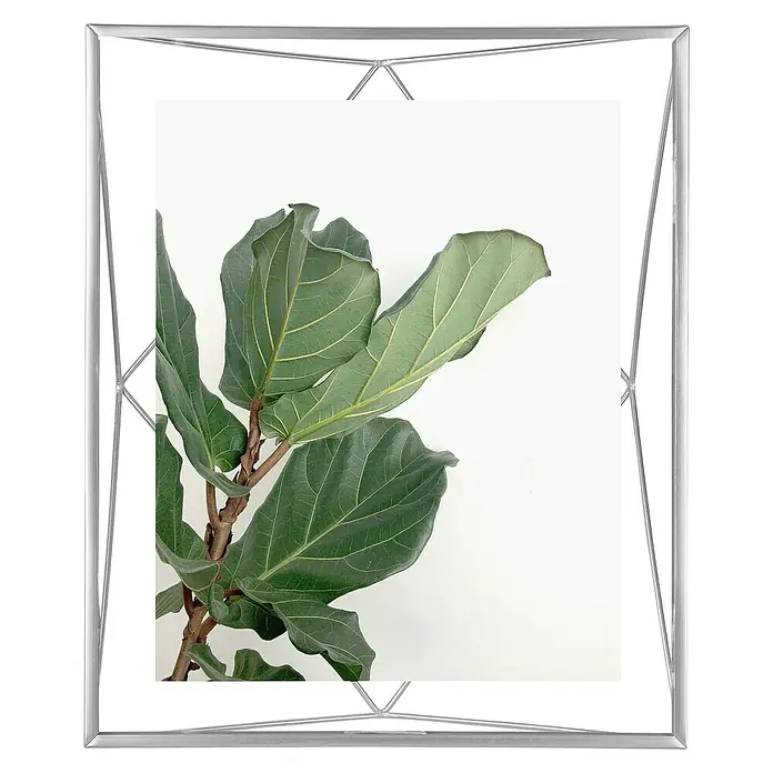 Umbra Bilderrahmen Prisma - 20 x 25 cm, Chrom, Glas - Nahaufnahme eines stilvollen silbernen Fotorahmens mit einem Bild eines Geigenblatts. Elegantes Design für moderne Wohndekoration.