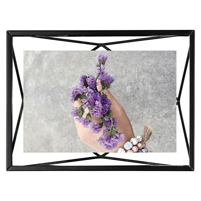 Umbra Bilderrahmen Prisma - 10 x 15 cm, Schwarz, Glas - Hand hält lila Blumenstrauß mit dekorativer Perlenarmband im schwarzen Rahmen.