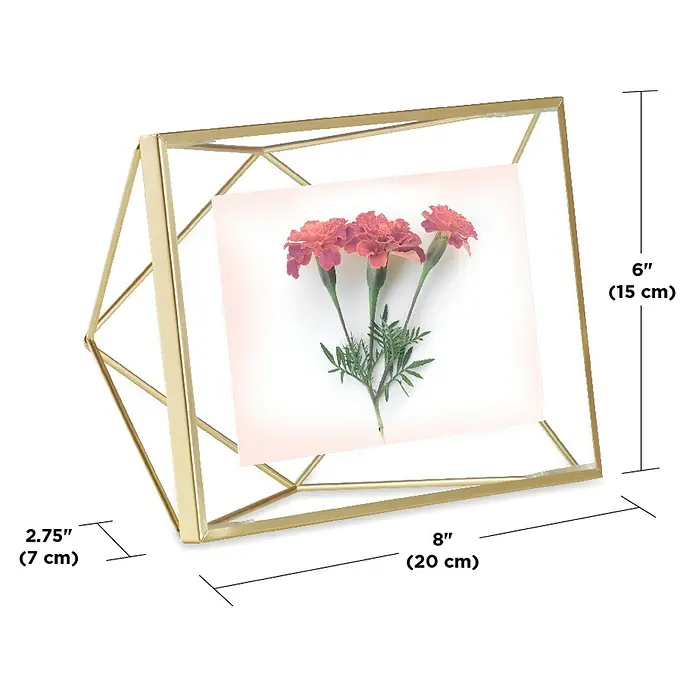 Umbra Bilderrahmen Prisma - 10 x 15 cm, Messing, Glas - Ein goldfarbener, geometrischer Bilderrahmen mit Blumenbild und Größenangaben.