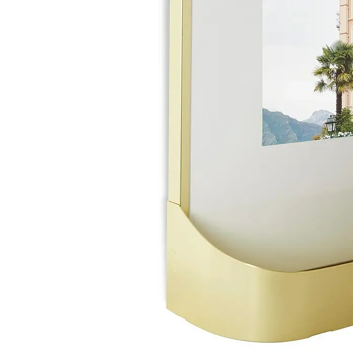 Umbra Bilderrahmen-Set Matinee - 5 -tlg., Gold, Glas - Nahaufnahme eines stilvollen goldenen Bilderrahmens, der ein Bild mit einer ruhigen Berglandschaft und Palmen umrahmt.