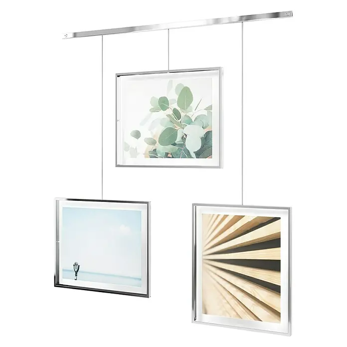 Umbra Bilderrahmen-Set Exhibit - 3 x 20x25 cm, Chrom, Metall - Ein modernes Hängesystem mit drei gerahmten Bildern, die an einer horizontalen Stange befestigt sind. Die Rahmen sind schlank und silberfarben.