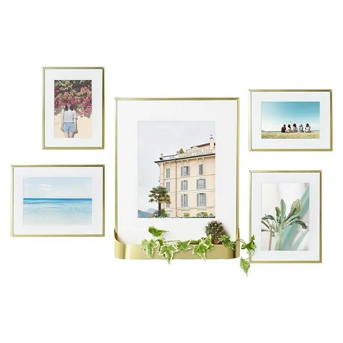 Umbra Bilderrahmen-Set Matinee - 5 -tlg., Gold, Glas - Bilderrahmen-Set mit goldenen Rahmen und verschiedenen Motiven, darunter eine Person vor Blumen, ein Gebäude, ein Strand und eine Pflanze.