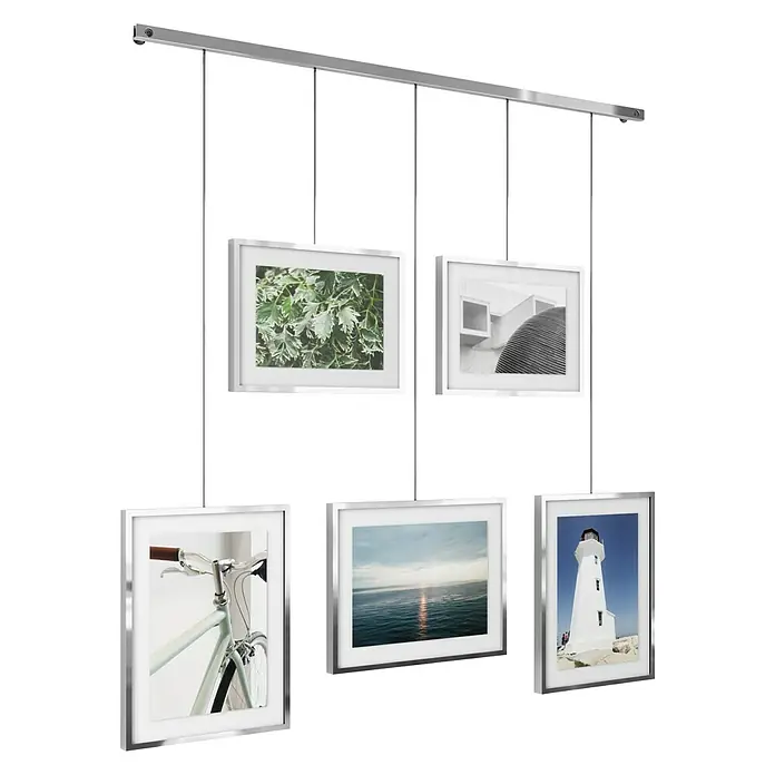 Umbra Bilderrahmen-Set Exhibit - Anzahl Fotoplatzhalter: 5 Stk., Chrom, Metall - Hängende Bilderrahmen-Galerie mit fünf silbernen Rahmen mit unterschiedlichen Bildern, die an einer Metallschiene aufgehängt sind.