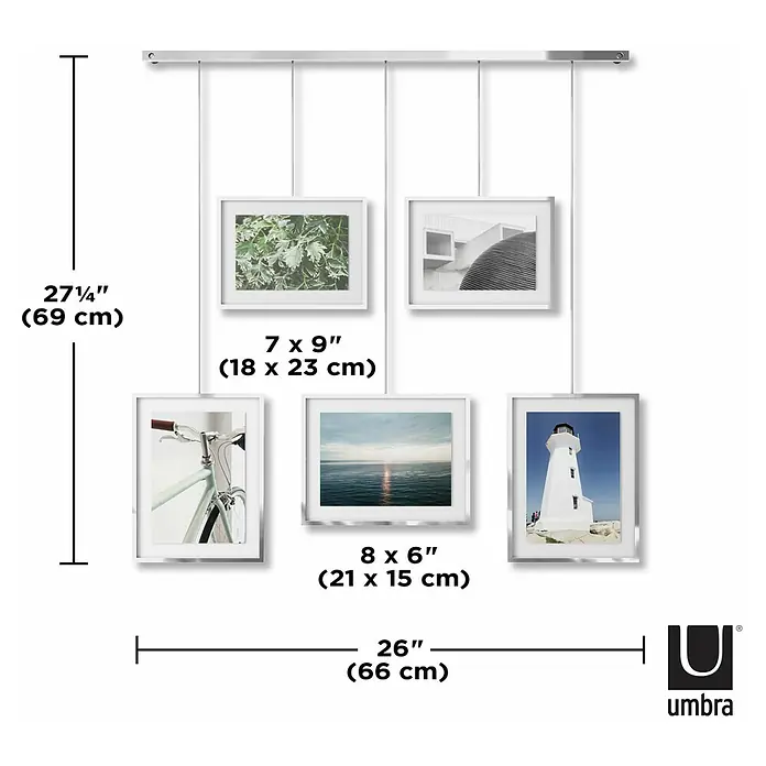 Umbra Bilderrahmen-Set Exhibit - Anzahl Fotoplatzhalter: 5 Stk., Chrom, Metall - Eine hängende Bildergalerie mit fünf Rahmen in verschiedenen Größen, die an einer Metallschiene befestigt sind.