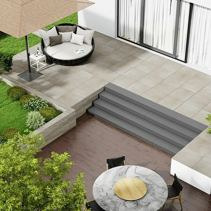 Marazzi Terrassenfliese Esterno 20T Plaster Sand - 60 x 60 x 2 cm, Sand, Matt - Runde Sitzgruppe im Freien mit Tisch und Stühlen, ideal für entspannte Stunden im Garten oder auf der Terrasse.