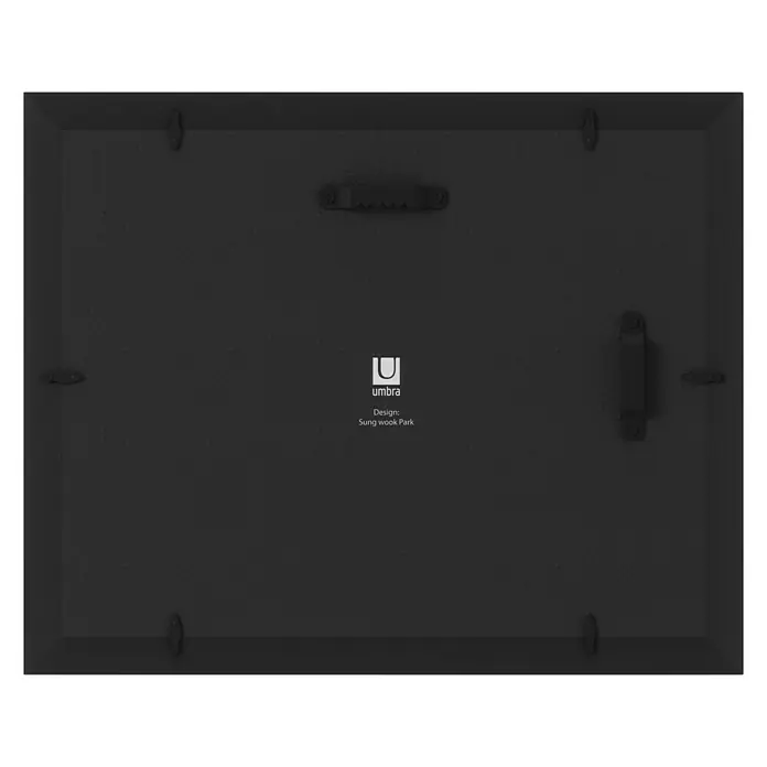 Umbra Juego de marcos - 4 pzs., Negro, Plástico - Parte trasera de un marco de fotos Umbra, que muestra los herrajes para colgar y el diseño de Sung Wook Park.